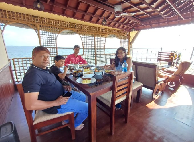 Sumptuous lunch spread on the deck of a houseboat, from Alleppey to Kumarakom Houseboat Cruise