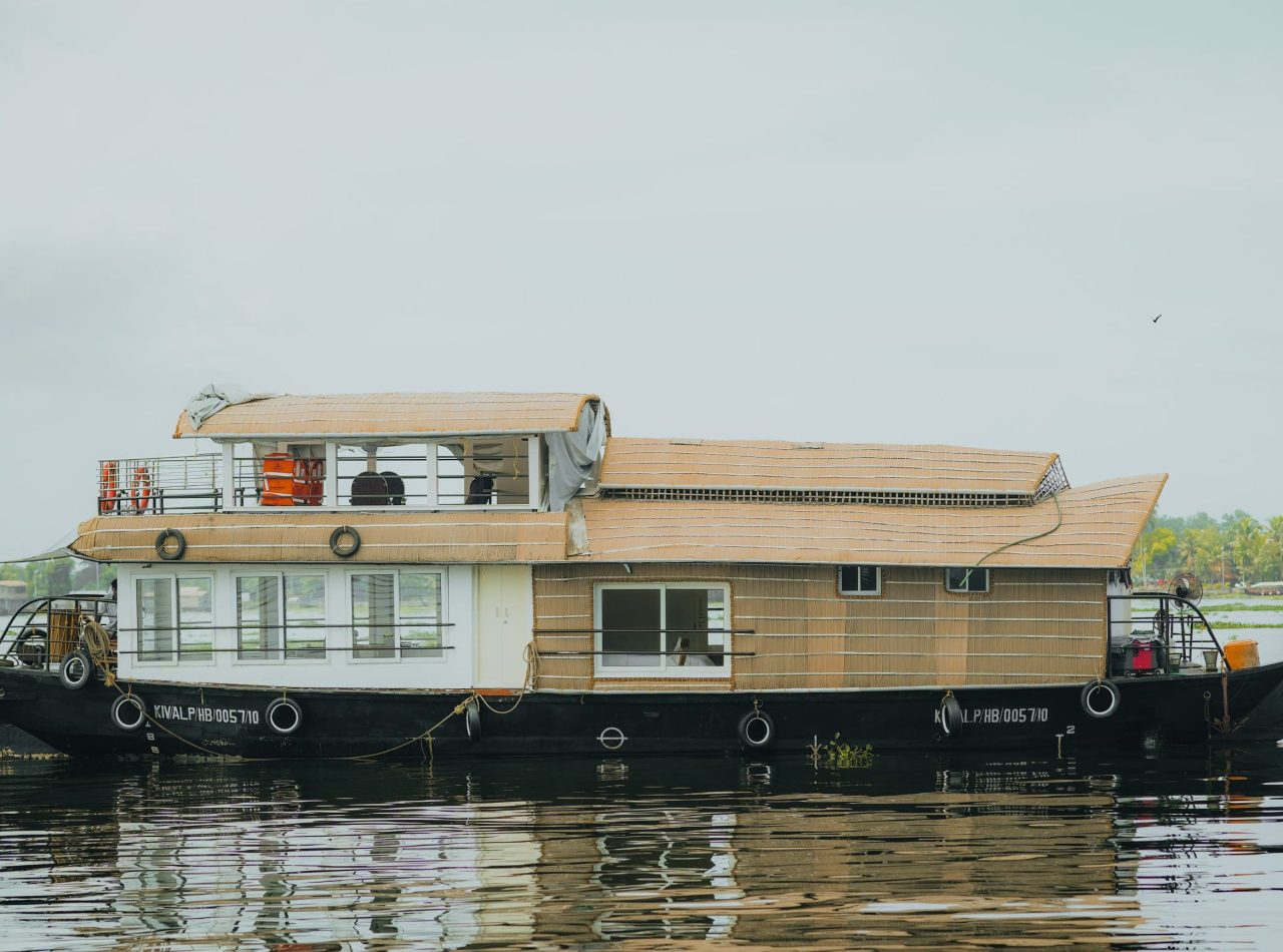 One bedroom Premium Houseboat in Alleppey (5)